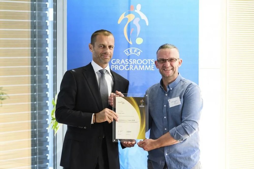 Aleksander Čeferin veitir Bergþóri Grétari Böðvarssyni UEFA verðlaunin